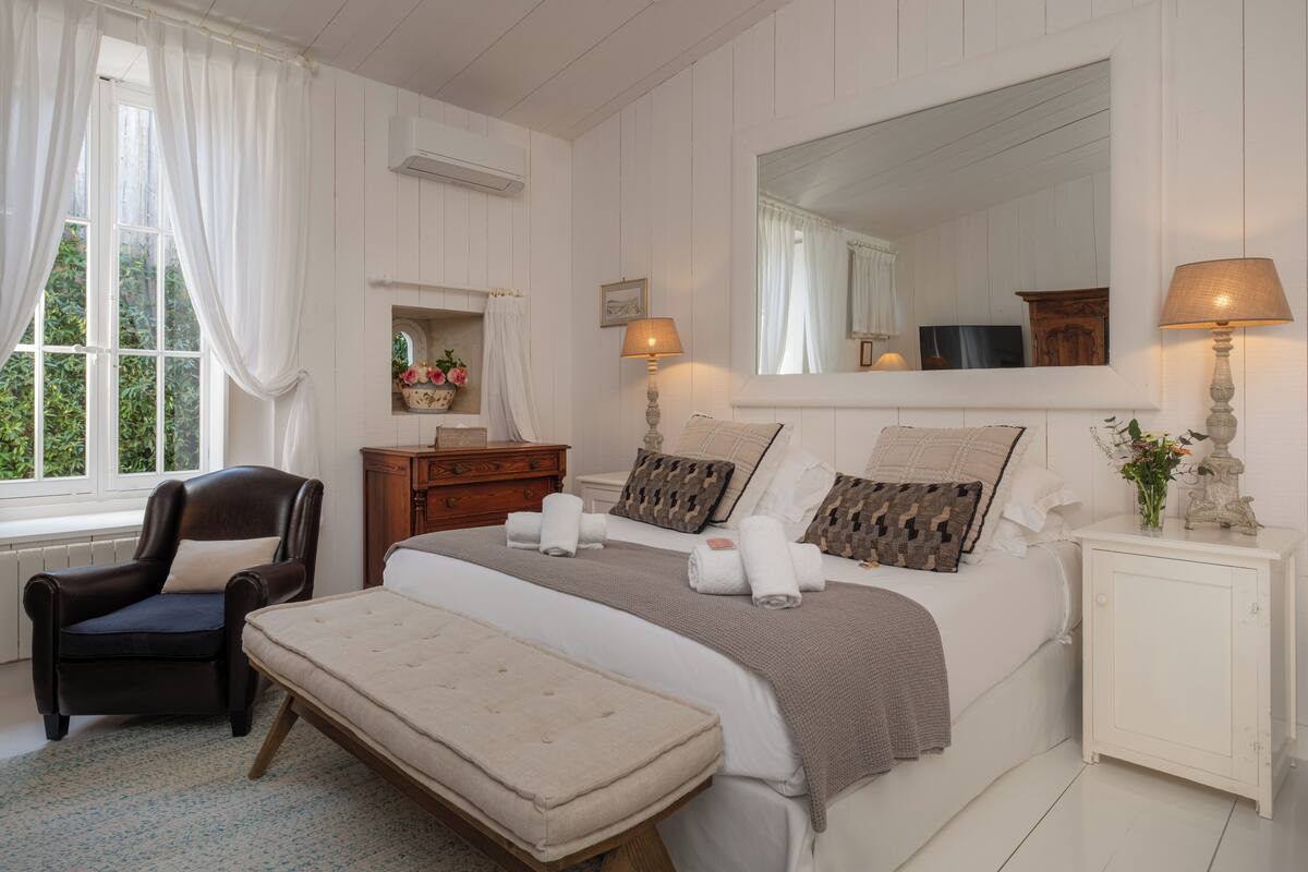 Luxe kamer | Luxe beddengoed, een kluis op de kamer, een bureau