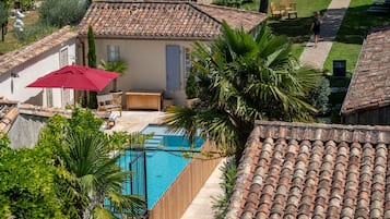 Piscine extérieure (ouverte en saison), parasols de plage