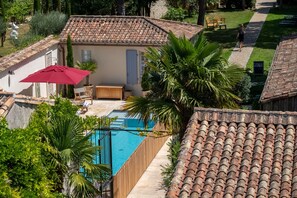 Piscine extérieure (ouverte en saison), parasols de plage