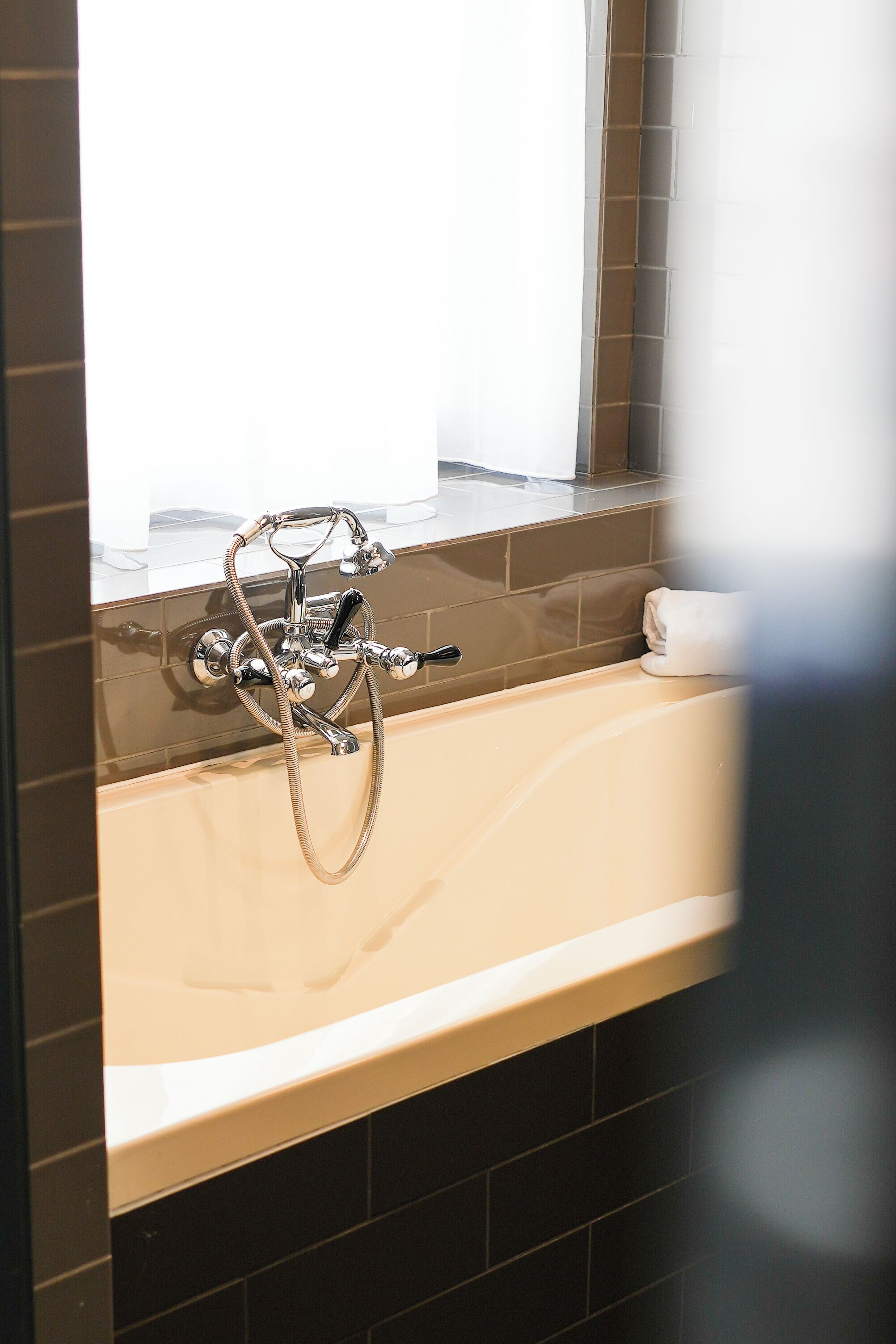 Un baño con bañera, ducha e inodoro.