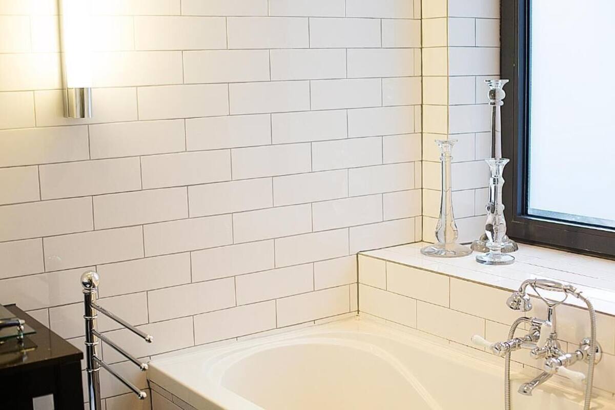 Kahden hengen deluxe-huone (kaksi sänkyä) | Kylpyhuone | Sadesuihkupää, kylpytakit