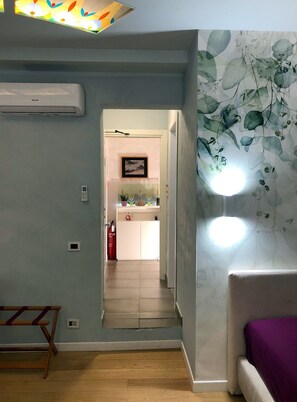 Habitación triple superior, vista al patio | Camas con efecto memoria, minibar y caja de seguridad en la habitación