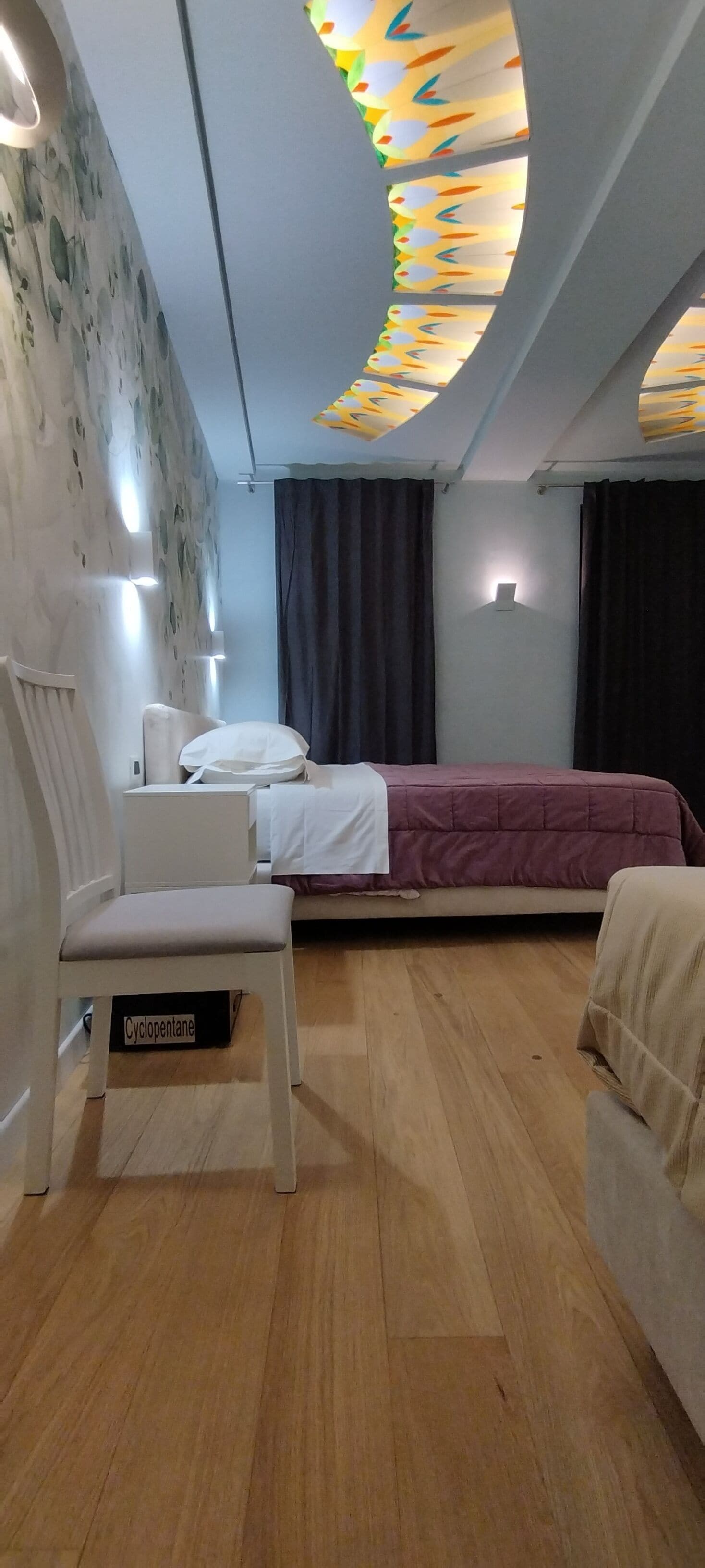 Chambre Triple Supérieure, vue cour intérieure | Matelas mémoire de forme, minibar, coffres-forts dans les chambres