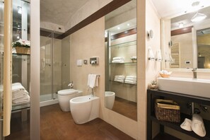 Designer toiletries, hair dryer, slippers, bidet - Relais Maddalena (Rome)