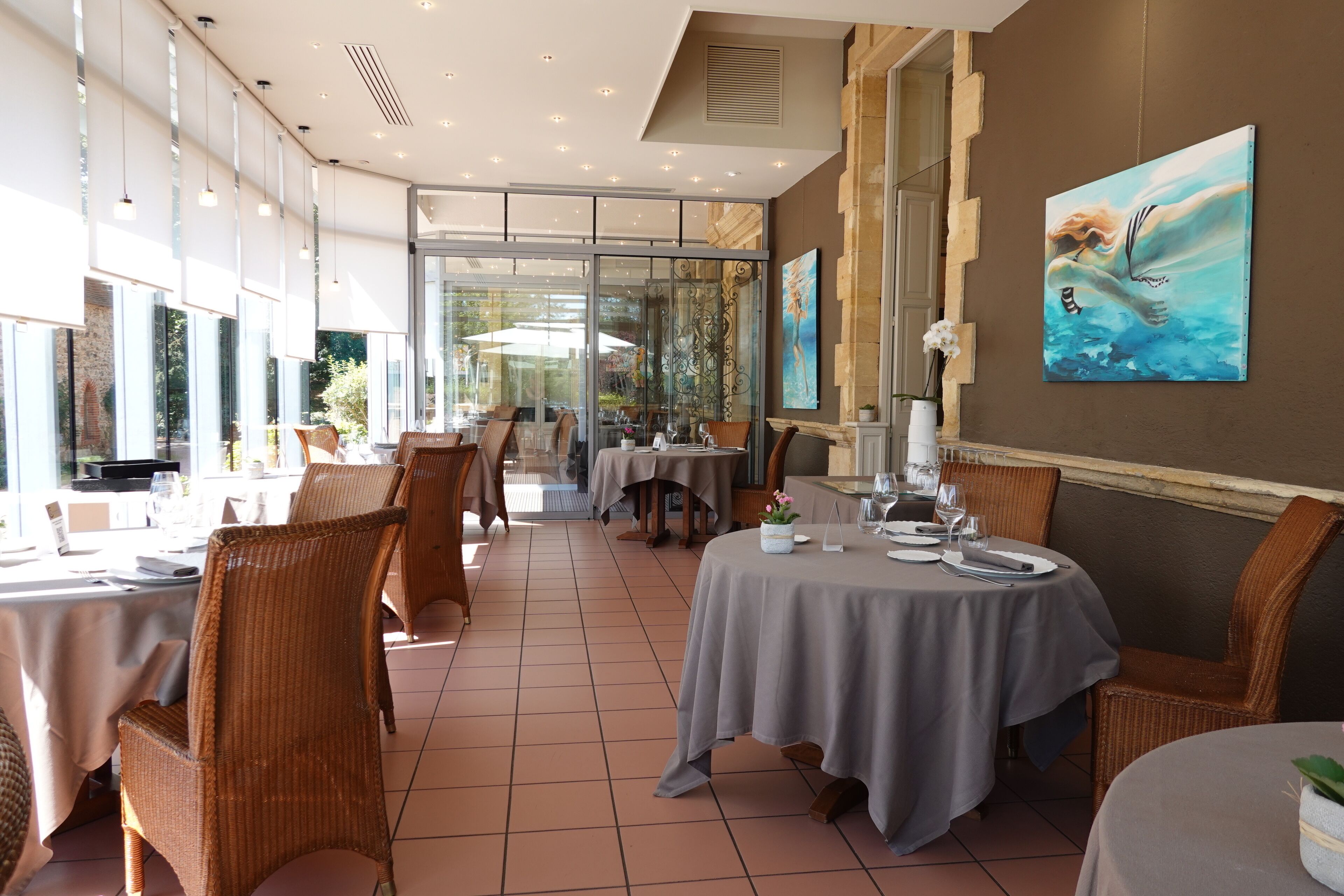 Lunch and dinner served, French cuisine