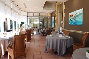 Se sirven comidas, cenas y cocina francesa 