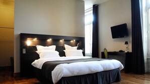 Dobbeltrom | Sengetøy av topp kvalitet, minibar, safe på rommet og skrivebord