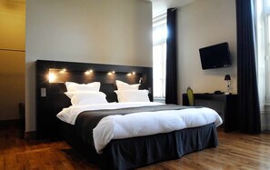 Elegance Double Room | Premium bedding, minibar, in-room safe, desk - Chateau De Champlong (Villerest)