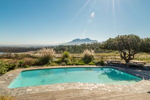 สระว่ายน้ำกลางแจ้ง