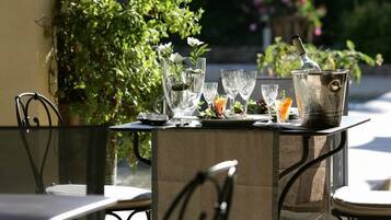 Breakfast, lunch, dinner served; pool views