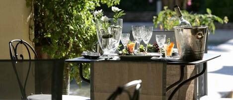 Breakfast, lunch, dinner served; pool views