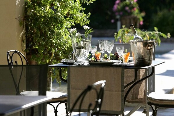 Se sirven desayunos, almuerzos y cenas (con vistas a la piscina) 