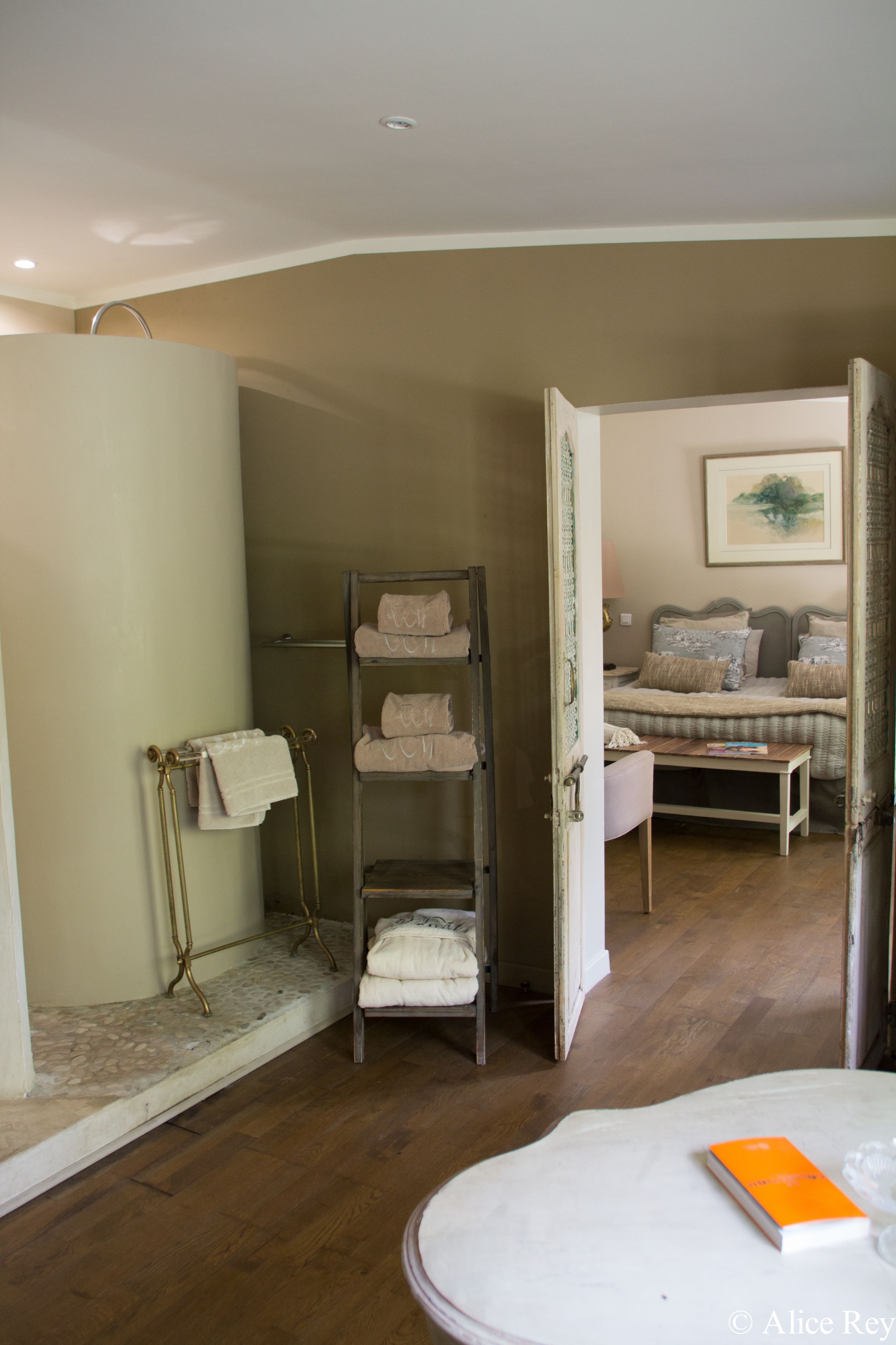 Minibar, caja de seguridad en la habitación y escritorio 