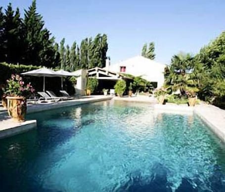 Piscina all'aperto, ombrelloni da piscina, lettini