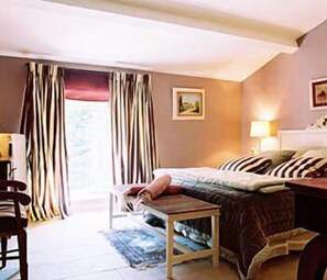 Minibar, caja fuerte, escritorio y sistema de insonorización