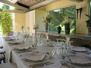 Breakfast, lunch and dinner served  - Le Domaine de Méjeans (Alleins)