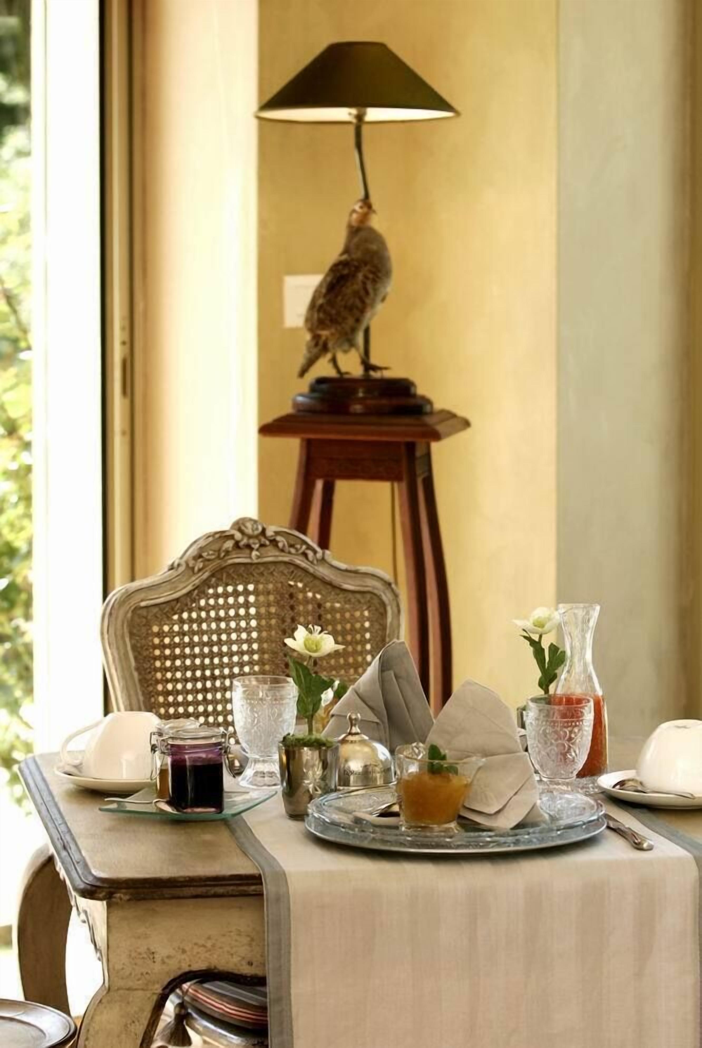 Desayuno continental diario (EUR 15 por persona)