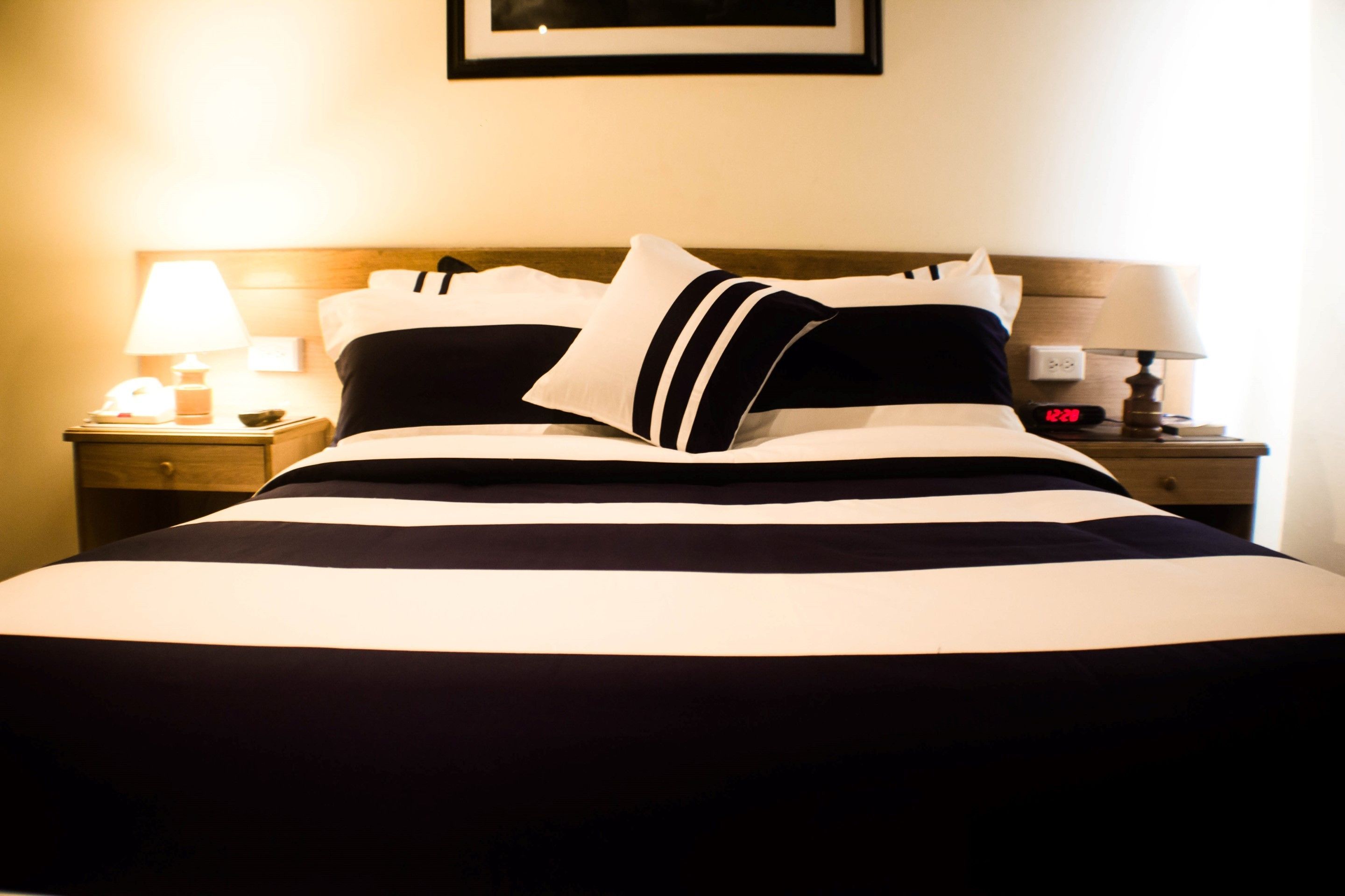 deluxe room, 1 double bed | minibar, in-room safe, desk, iron/ironing board