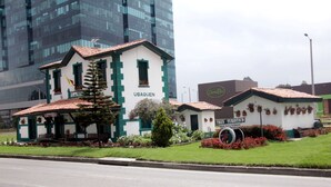 Un edificio con un letrero que dice "USAQUEN" y otro letrero que dice "EN TURÍSTICO".