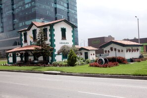 Vista frontal de la propiedad