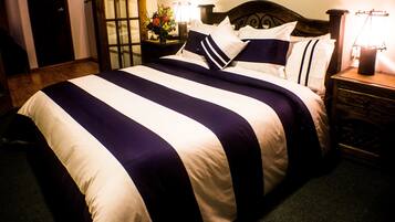 Minibar, in-room safe, desk, iron/ironing board