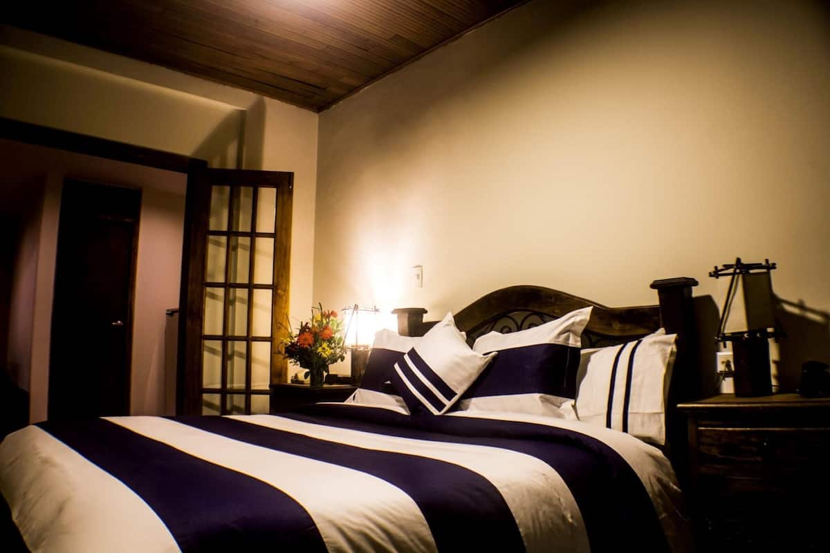Minibar, caja de seguridad en la habitación y escritorio