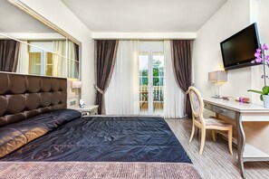 Caja de seguridad en la habitación, muebles diferentes y escritorio 