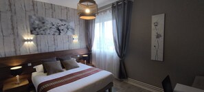 Comfort tweepersoonskamer | Een bureau, gratis wifi, beddengoed