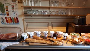 Frokostbuffé hver dag (mot et tillegg)