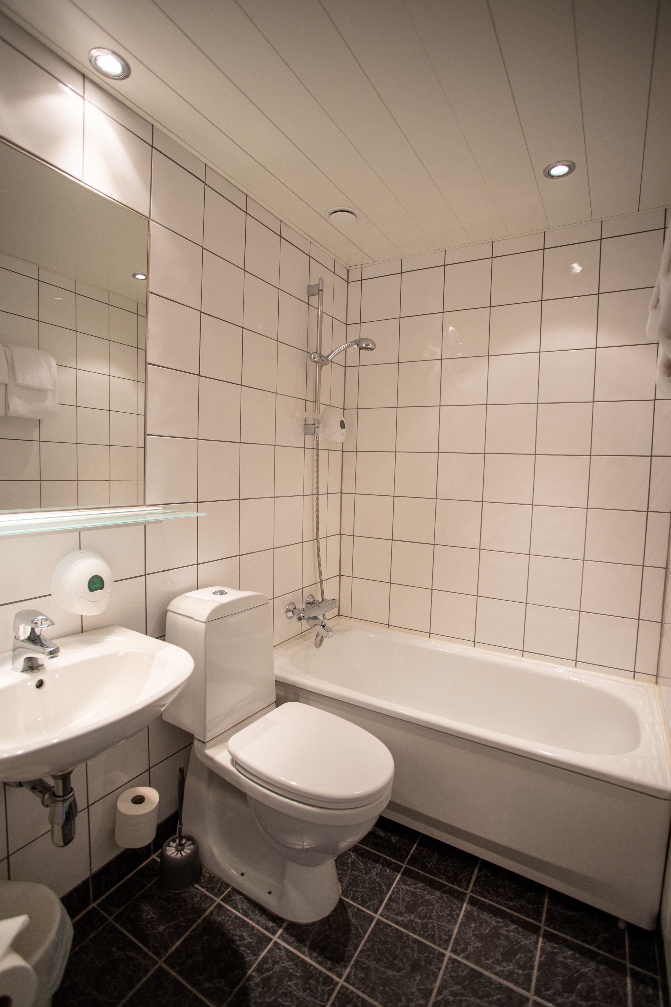 standard double room | bathroom | eco-friendly toiletries, heated floors, towels
