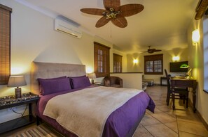 Småhus – superior, hageområde | Senger med overmadrass, safe på rommet, skrivebord og strykejern/-brett