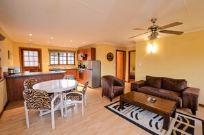 Småhus – standard, 2 soverom | Oppholdsområde | TV