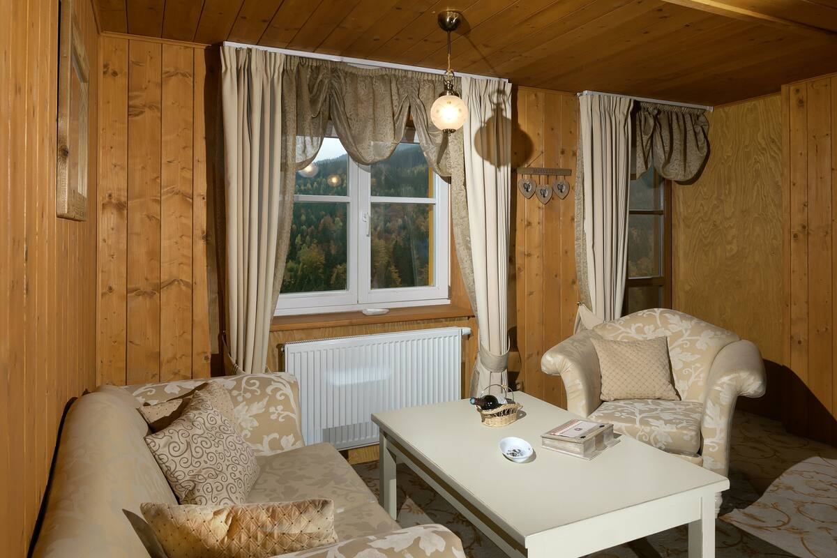 Habitación doble Deluxe | Área de sala de estar | Televisión de pantalla plana