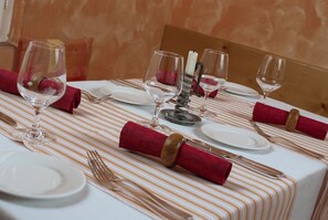 Petit déjeuner, déjeuner et dîner servis sur place, vue sur le jardin