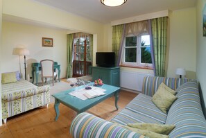 Deluxe-Suite | Wohnzimmer | Flachbildfernseher