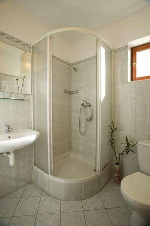 Appartement, cuisine (4 Adults) | Salle de bain