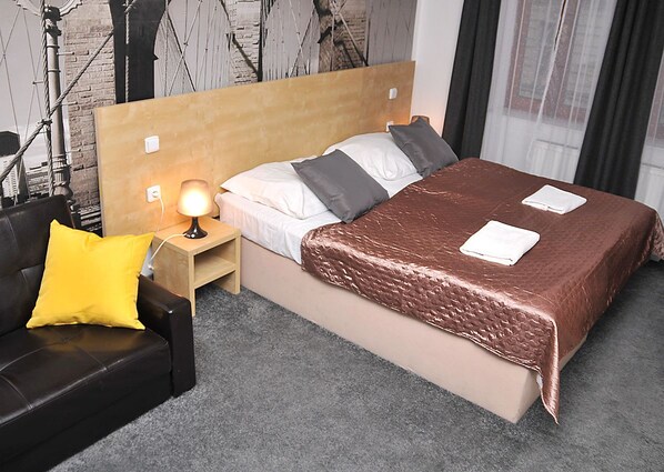 Escritorio, tabla de planchar con plancha y camas plegables/adicionales 