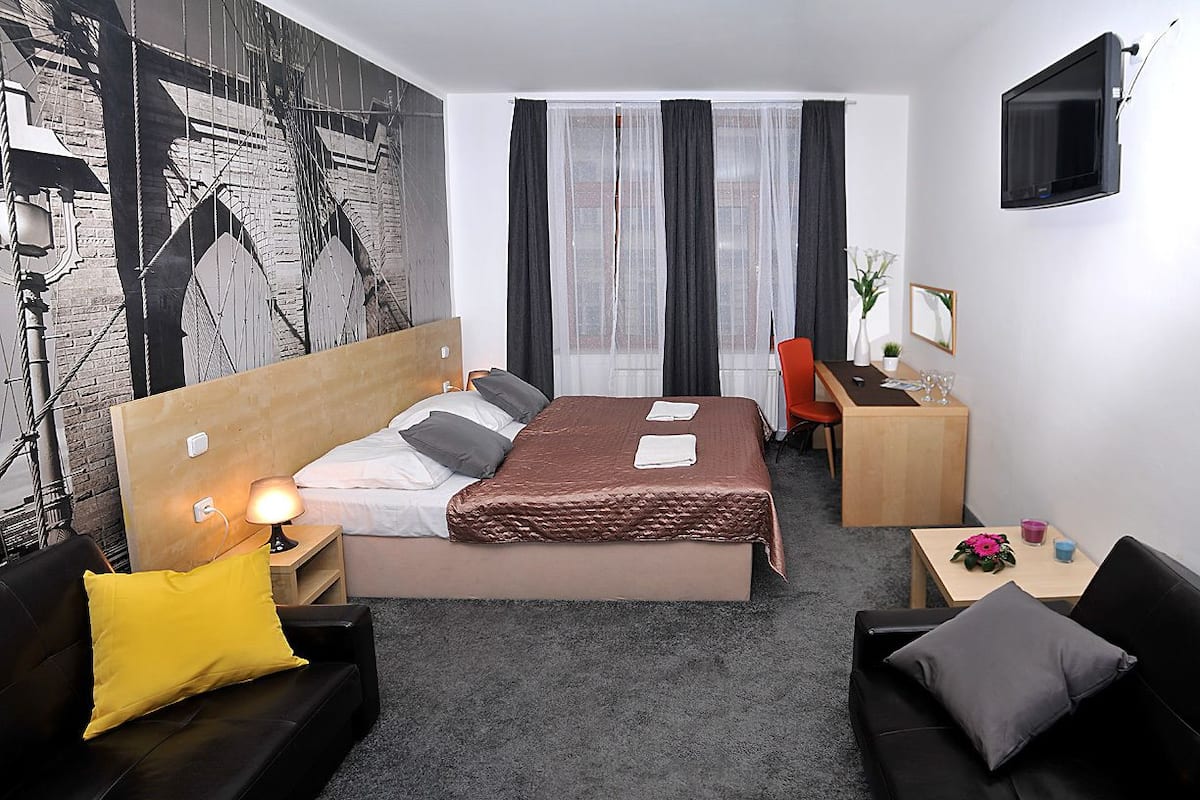 Een bureau, een strijkplank/strijkijzer, extra bedden, wifi