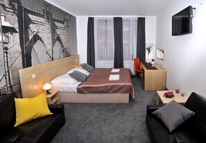 Escritorio, tabla de planchar con plancha y camas plegables/adicionales 