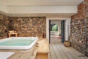 Soins du corps, enveloppements, exfoliation, manucure et pédicure