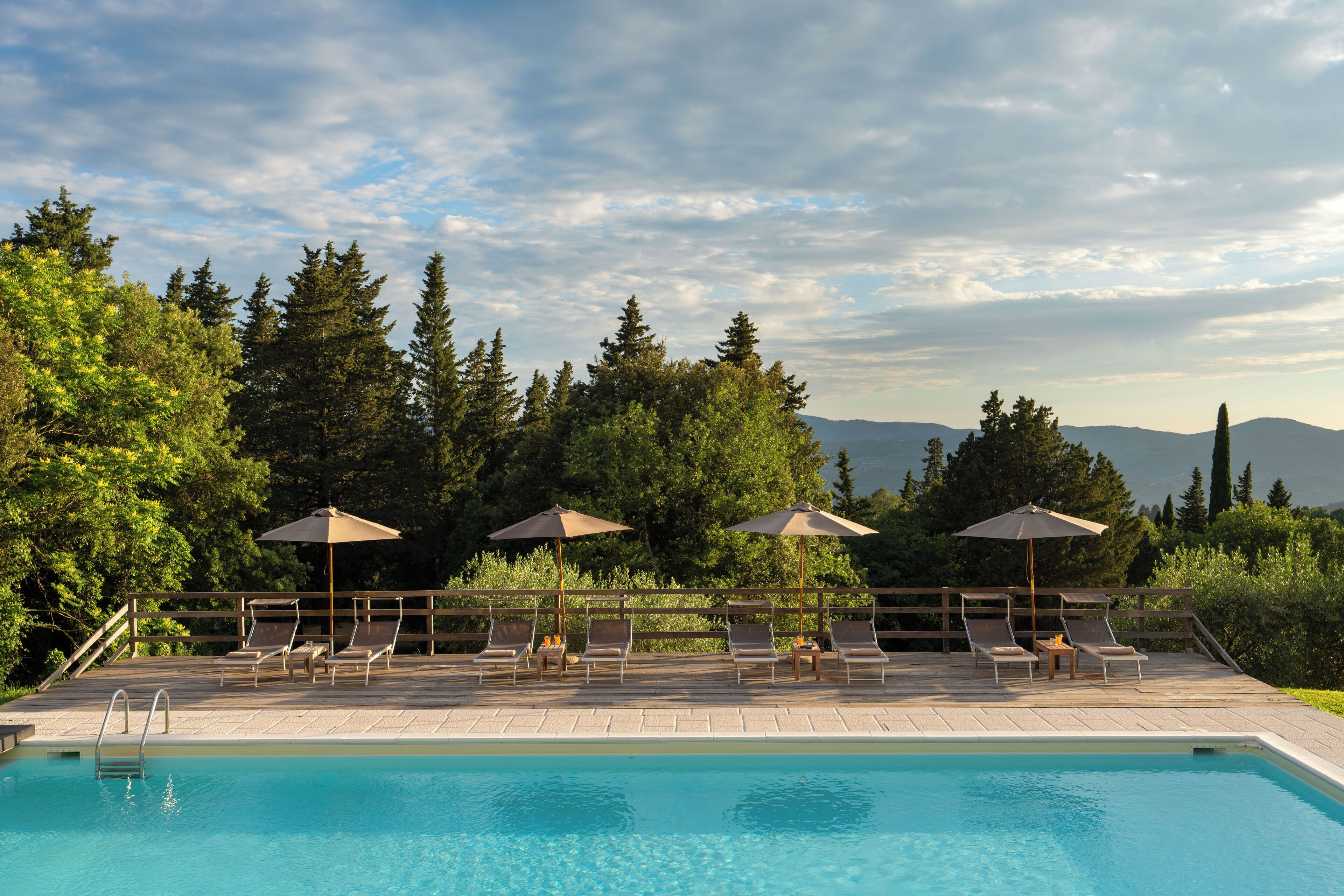 室外游泳池，提供日光浴躺椅