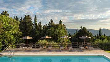 Piscine extérieure, chaises longues