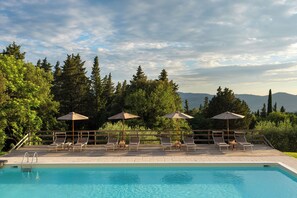 Piscine extérieure, chaises longues