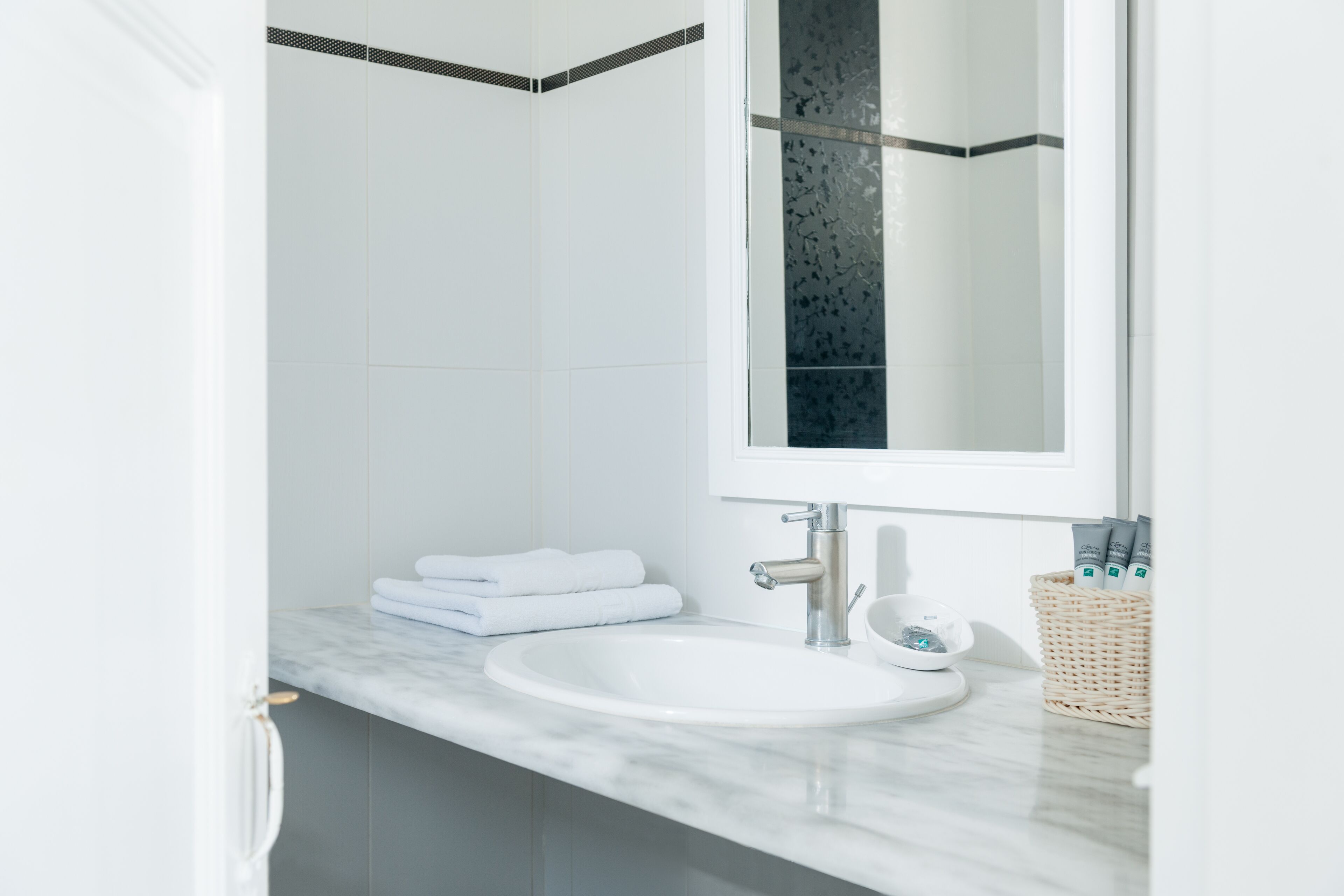 standard room | bathroom | free toiletries, hair dryer, bathrobes, slippers