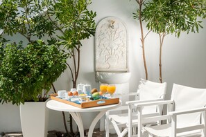 Free daily continental breakfast  - Casa Bianca (Santorini)
