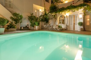 Außenpool, geöffnet von 08:00 Uhr bis 20:30 Uhr, Sonnenschirme