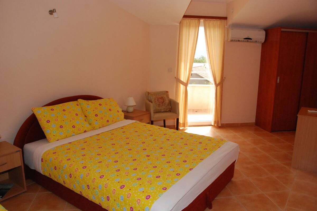 Habitación con 1 cama doble o 2 individuales, balcón, vistas al mar | Minibar, caja fuerte, escritorio y sistema de insonorización