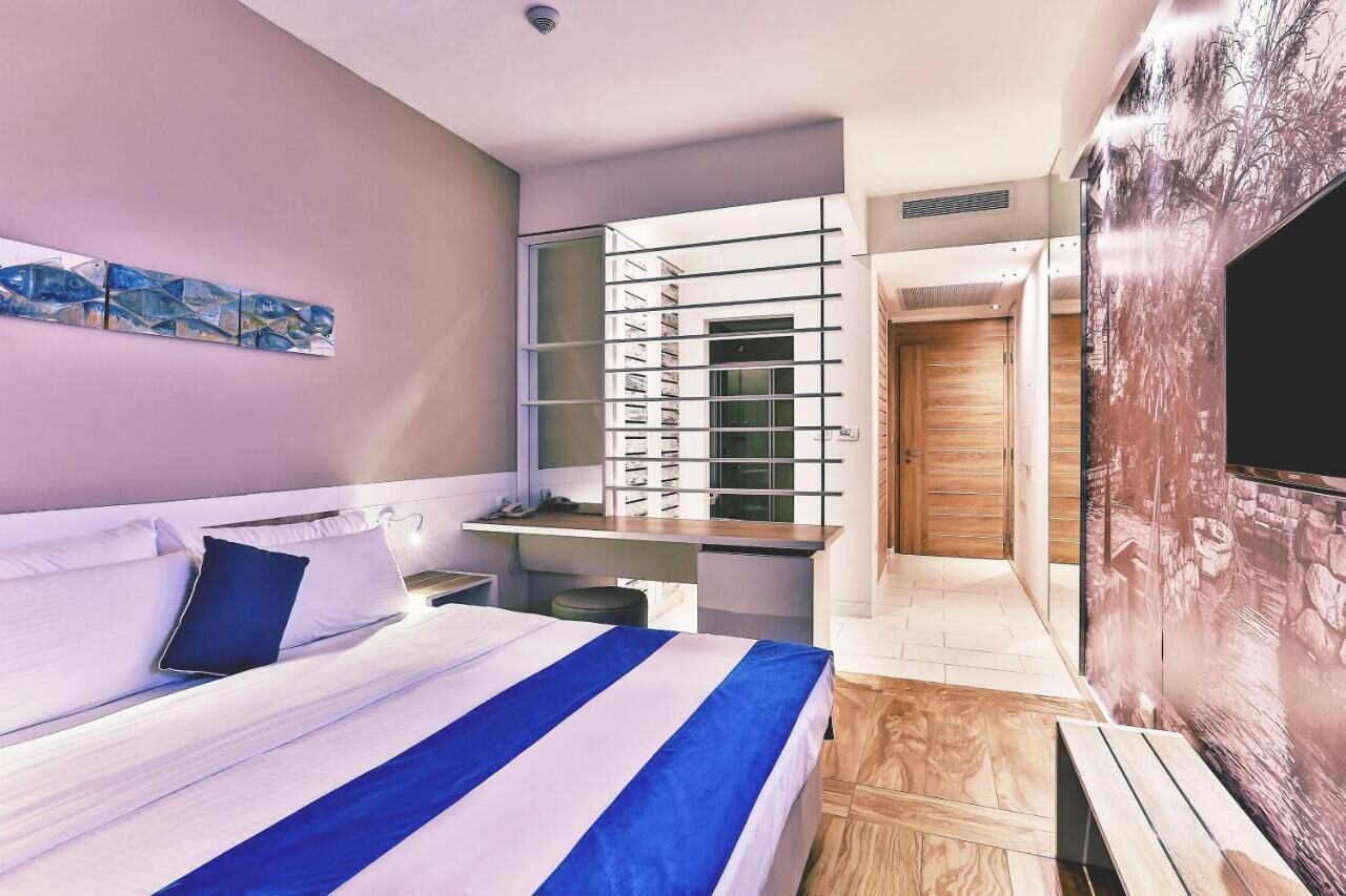 Minibar, caja de seguridad en la habitación y escritorio 