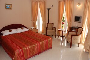 Minibar, caja de seguridad en la habitación y escritorio 