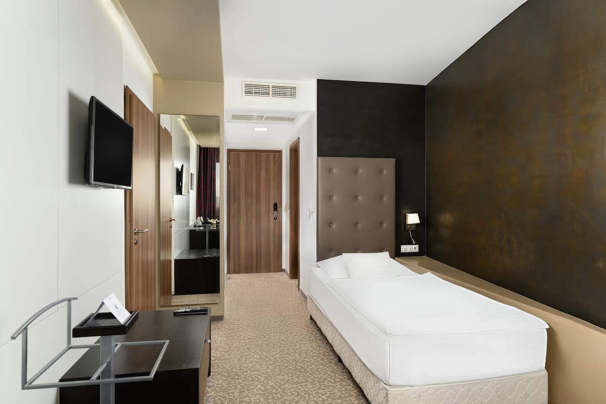 standard single room | 1 bedroom, select comfort beds, minibar, in-room safe